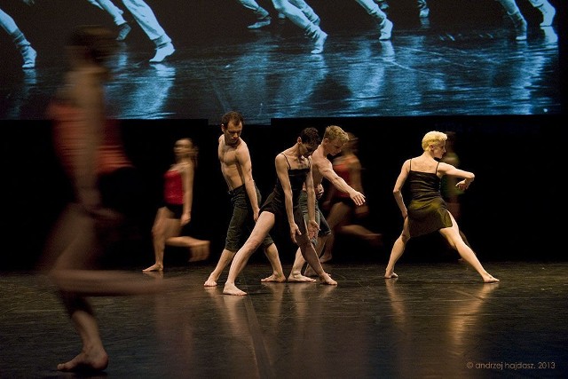 Oryginalny &quot;wir&quot; wywołany był i utrzymywany na scenie przez dużą grupę tancerzy. Efekt wspomagał automatyzm ruch&oacute;w i ich monotonia.
Fot. Andrzej Hajdasz