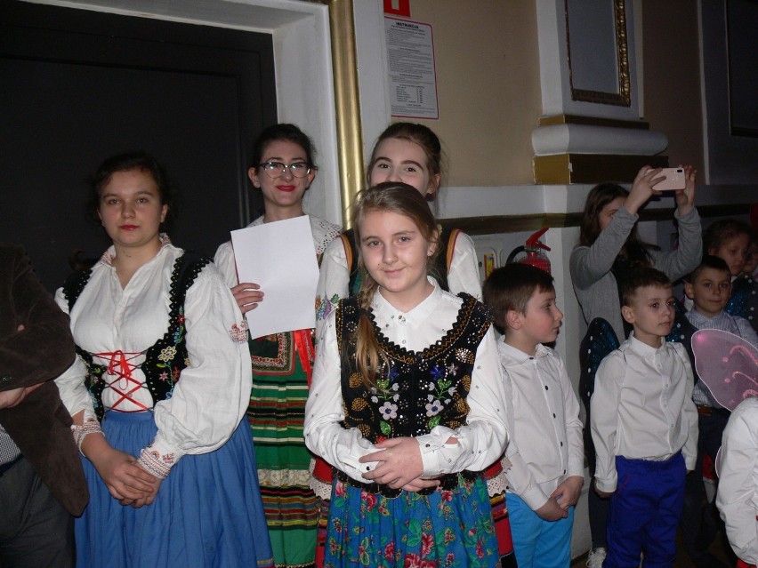 Grupa śpiewacza z Wrzaw pod dyrekcją Marka Bartoszka.b