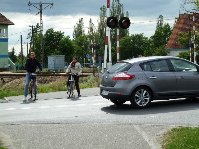 Droga rowerowa na Płotki, wzdłuż ul. Kossaka - tu nadal nie wolno przejeżdżać przez jezdnię