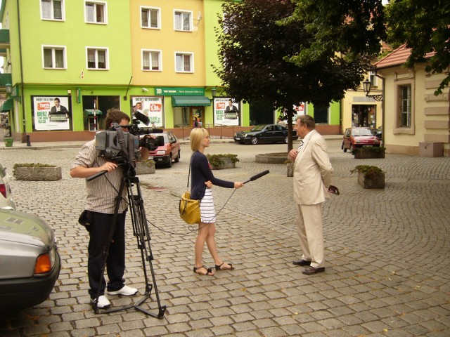 Wywiad z Mirosławem Hermaszewskim tuż po odebraniu tytułu -przed domem, w którym niegdyś mieszkał.