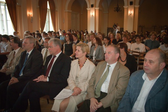 Od lewej: T. Malicki-dyr. I L.O. w Krakowie, A. Palczewski-Małopolski Kurator Oświaty, S.Kracik-wojewoda Małopolski, I.Mazur - Prezes OSOD, dr W. Marcinkowski&ndash;FMC Polska, dr P. Przybyłowski-Małop. Konsultant ds. Transplantologii (fot. Piotr Bargiel,