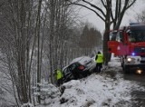 Groźny wypadek na trasie Połczyno-Zdrada: Fiat wypadł z zakrętu. Kobieta i dwoje dzieci trafili do szpitala | NADMORSKA KRONIKA POLICYJNA