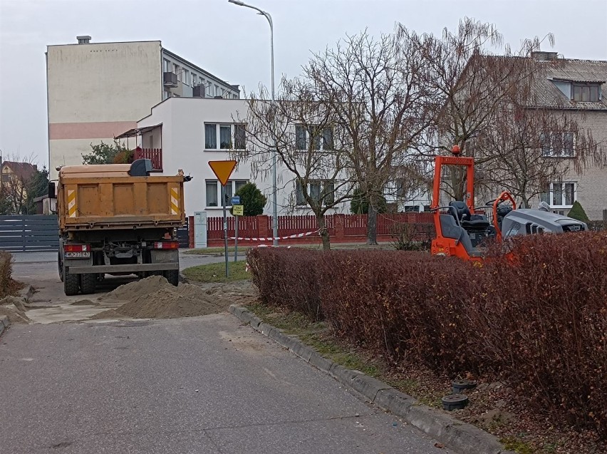 Ostrołęka. Plac zabaw na osiedlu Łęczysk na finiszu. 18.11.2021. Zdjęcia