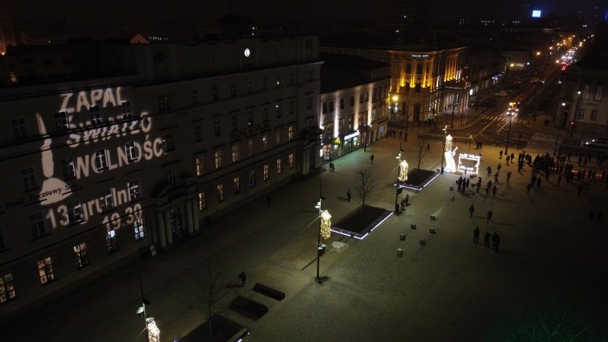 Na placu Litewskim w Lublinie zapłonął biało-czerwony krzyż. Zobacz zdjęcia