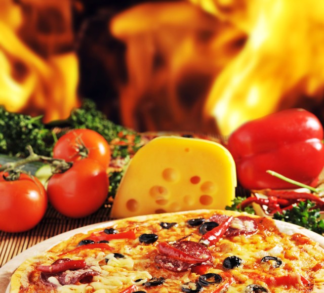 Jak powstała pizza?
 Pierwsze pojawiły się już w starożytnym Egipcie, gdzie występowała w kształcie płaskiego, okrągłego chleba. Z kolei w Grecji znana była w postaci chlebka smarowanego oliwą i czosnkiem, posypywanego ziołami. Następnie w tej formie trafiła do Neapolu, gdzie dodano do niej pomidory, które z biegiem czasu stały się jej nieodłącznym elementem. W zbliżonym do współczesnego kształcie, pizza pojawiła się w 1889 roku, kiedy to do Neapolu przybyła królowa Włoch Małgorzata Sabaudzka wraz z mężem. Wówczas to piekarz Raffaele Esposito przygotował na cześć królewskiej pary pizzę w kolorach symbolizujących włoską flagę: zielona bazylia, biały ser mozzarella, czerwone pomidory. Tak powstała najpopularniejsza na świecie pizza &#8211; Margherita, która swą nazwę wzięła właśnie od imienia królowej. Do Polski danie trafiło w XVI w. pojawiając się na dworze Zygmunta Starego podczas jego zaślubin z Boną Sforzą, jako jeden z posiłków.