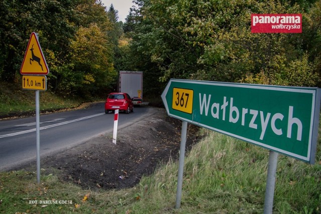 Fragment drogi na pograniczu Boguszowa-Gorc i Wałbrzych, która jest fragmentem Trasy Sudeckiej