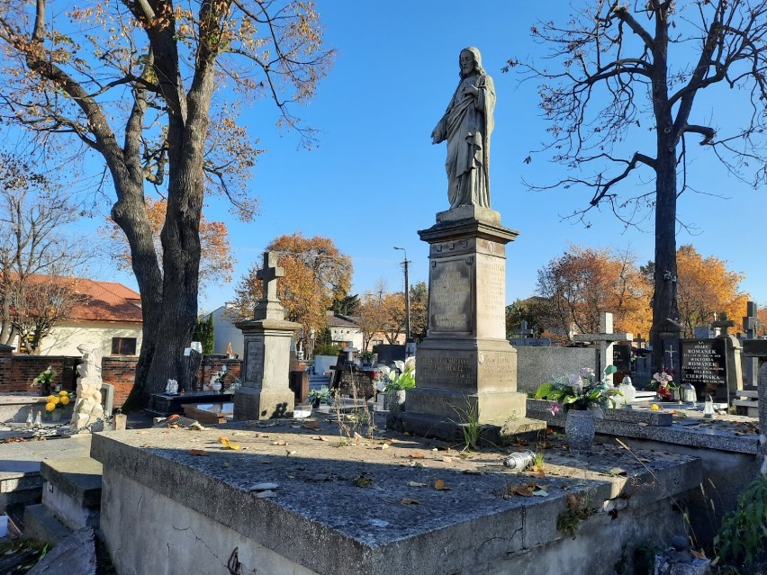 Stary Cmentarz w Radomsku. Najpiękniejsze i najcenniejsze zabytkowe nagrobki radomszczańskiej nekropolii. ZDJĘCIA