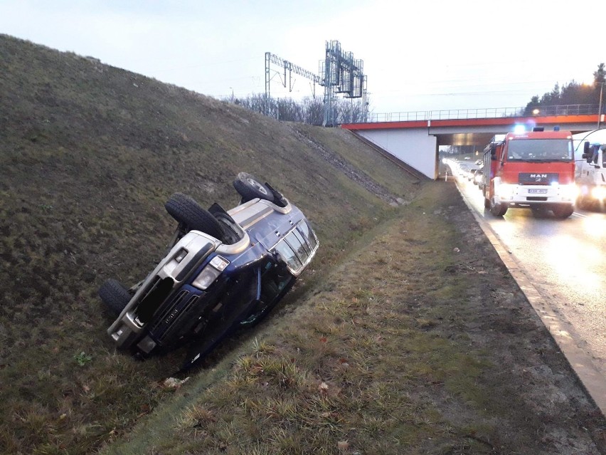 Dachowanie mercedesa w rejonie węzła autostradowego w Brzesku [ZDJĘCIA]