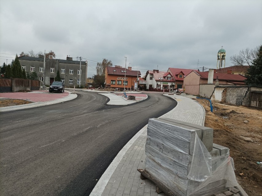 Trwa budowa nowego ronda na skrzyżowaniu ul. Mireckiego ze Szczęśliwą w Tomaszowie. Pierwsza warstwa asfaltu już jest [ZDJĘCIA]