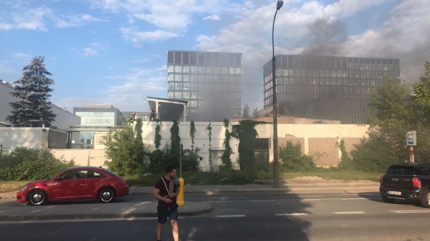 Pożar na Mokotowie. Płonął śmieci na rogu Postępu i...