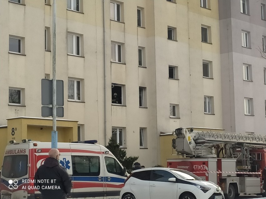 Pożar przy ul. Obrońców Wybrzeża w Lęborku. Mężczyzna z poparzeniami trafił do szpitala