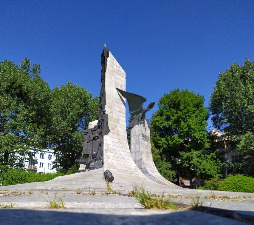 Pomnik Poległym w Obronie Ojczyzny, znajduje się w...