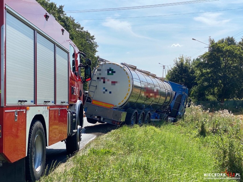 W Grochowcu samochód ciężarowy wpadł do rowu