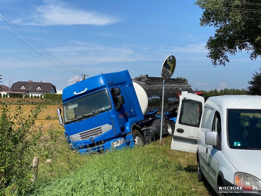 W Grochowcu samochód ciężarowy wpadł do rowu