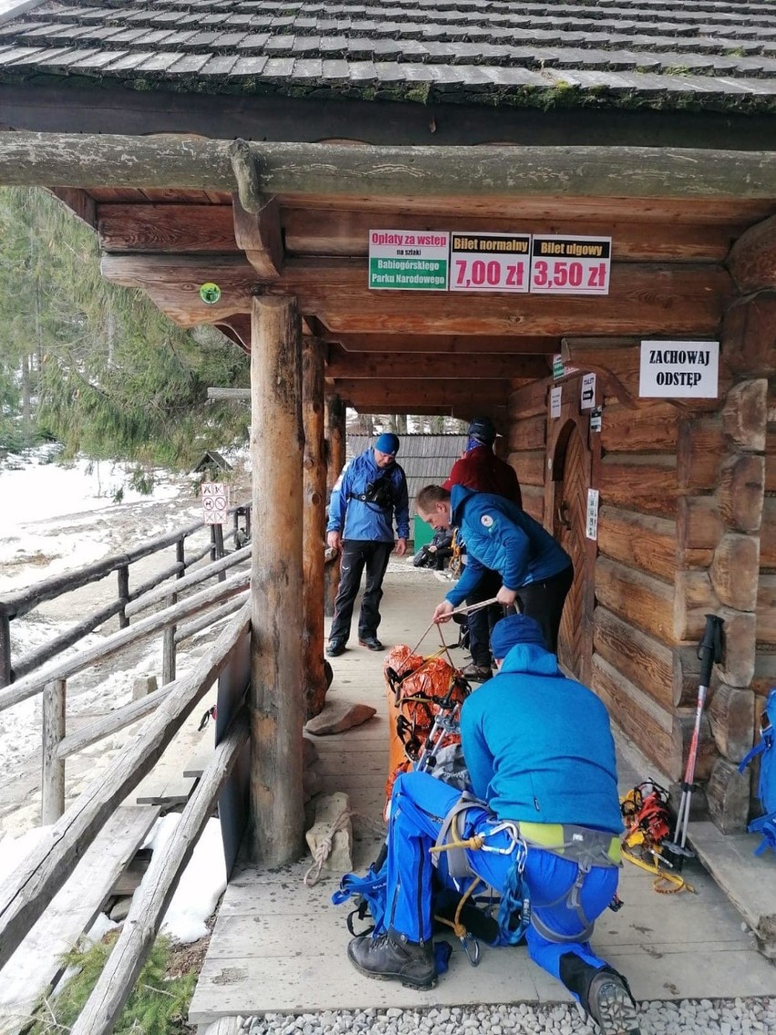 Wyprawa ratunkowa w masywie Babiej Góry. Ratownicy Grupy Beskidzkiej GOPR pomogli turystce