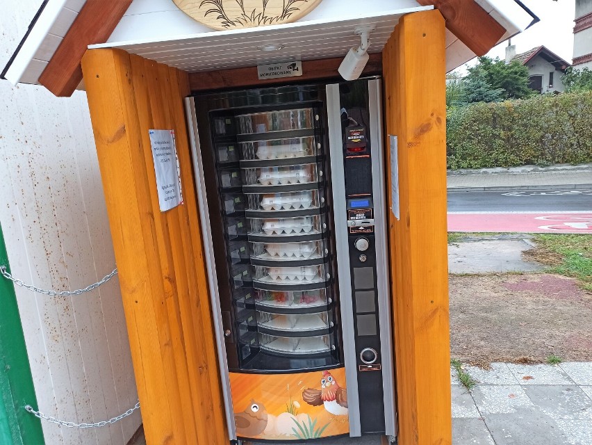 W Rawiczu jajka kupisz... w automacie! Na jednym z osiedli postawiono automat vendingowy do jajek. To tzw. jajomat [ZDJĘCIA]