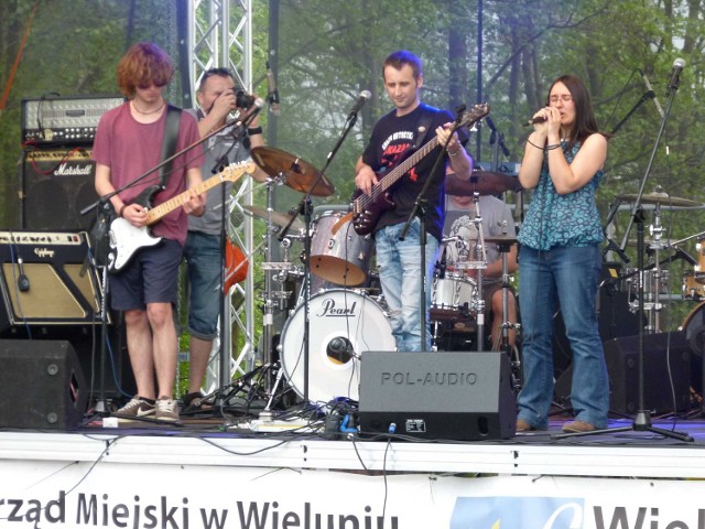 W WDK działa kilkanaście zespołów muzycznych, m.in. Antykwariat