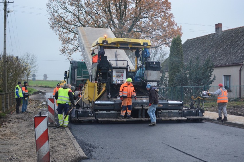 Kończy się remont drogi w Dąbrówce Królewskiej [zdjęcia]