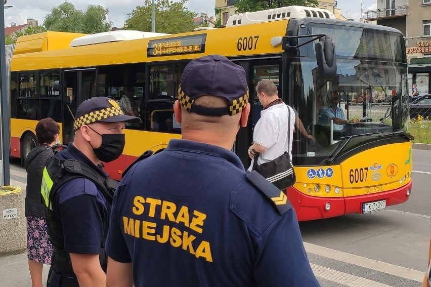 Straż Miejska sprawdza, czy pasażerowie miejskich autobusów w Kielcach mają maski na twarzy [ZDJĘCIA]