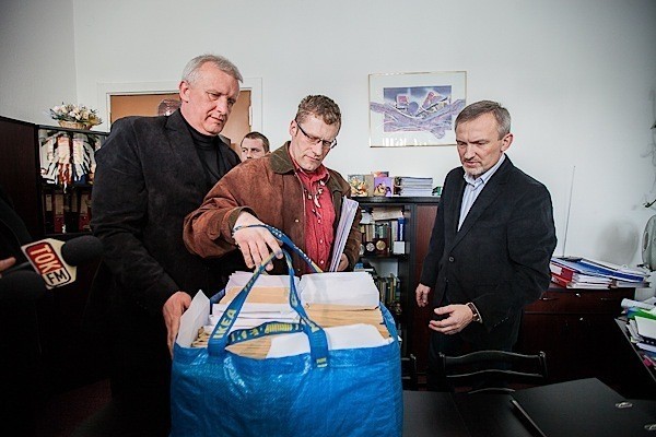 Inicjatorzy przeprowadzenia w Łodzi referendum we wtorek ok. 15.30 złożyli w Krajowym Biurze Wyborczym w Łodzi 52 tys. podpisów.