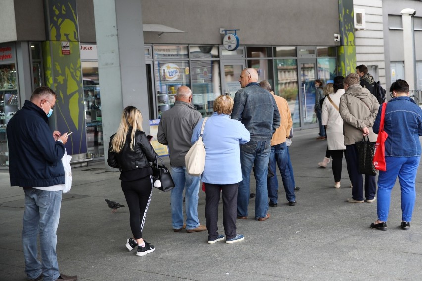 Kraków. Gigantyczne kolejki w punktach sprzedaży biletów MPK [ZDJĘCIA]