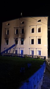 Nocny pożar w Mirsku. Ciężko poparzona została mama szóstki dzieci. 14 lokatorów ewakuowano