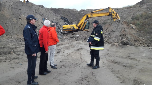 Nielegalne wysypisko śmieci w Lewkówce (gm. Moszczenica). W czwartek policja zapobiegła wysypaniu tu kolejnych ton śmieci niewiadomego pochodzenia.