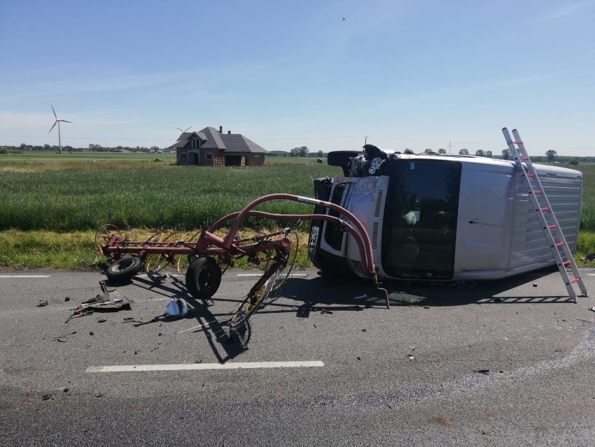 Wypadek w Szadku. Bus zderzył się z ciągnikiem [zdjęcia]