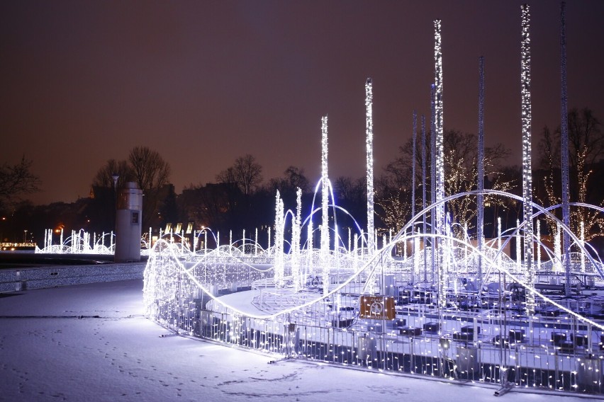 Zimowa iluminacja w Multimedialnym Parku Fontann. "Tysiące bajecznie kolorowych świateł"