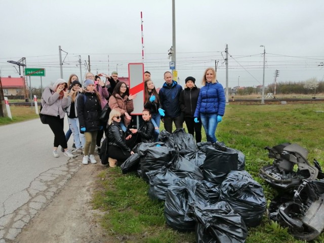 Uczniowie jędrzejowskiego "Grota" w projekcie "Sprzątamy dla Polski". Na terenach zielonych Jędrzejowa zebrali 20 worków śmieci.