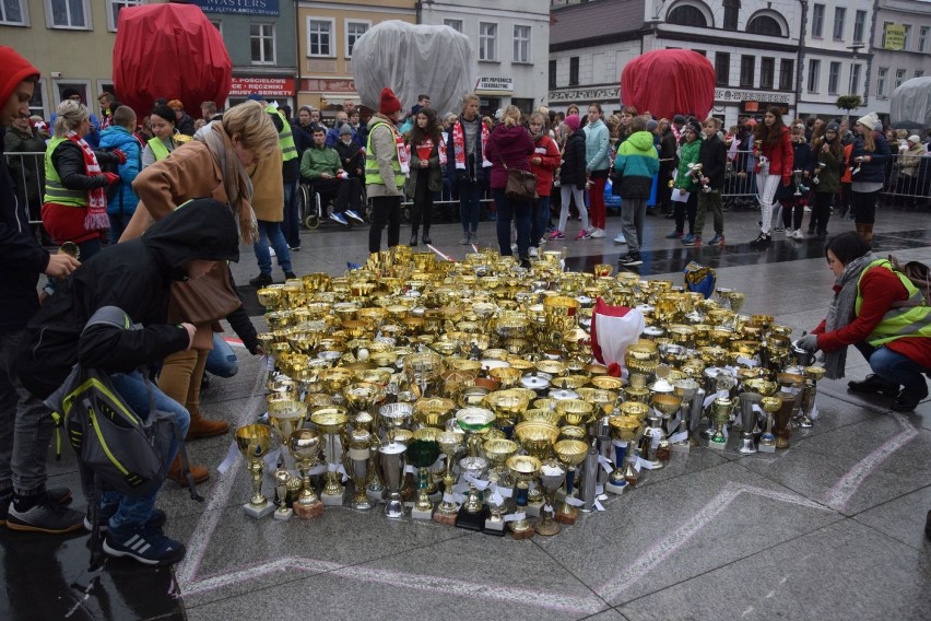 Wspólne bicie nietypowego rekordu w Pucku. Uczniowe ustawili 1029 pucharów w kształcie mapy Polski. Udało się? | ZDJĘCIA, WIDEO