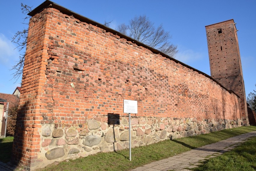 Zabytkowe mury obronne z XV i XVI wieku w Byczynie.
