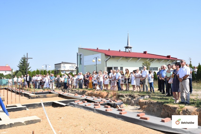 Bełchatów: Parafia NMP Nieustającej Pomocy świętowała jubileusz. Abp Ziółek poświęcił fundamenty