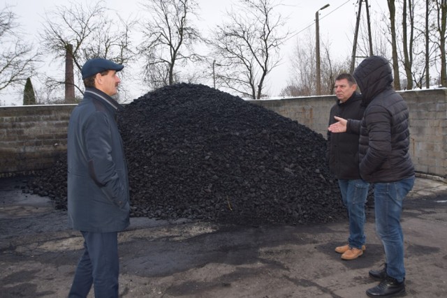 W gminie Sławno węgiel sprzedawany jest w cenie 1.860 zł za tonę. Osoba, która otrzyma informację z Urzędu Gminy Sławno o możliwości zakupu węgla „od gminy” musi skontaktować się z dystrybutorem.