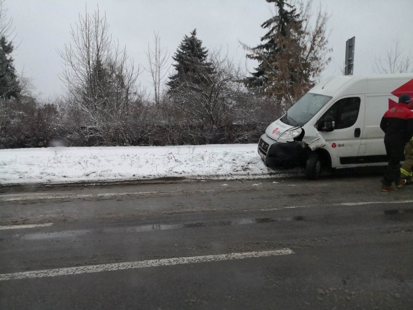 Zderzenie czterech samochodów w tym radiowozu na ulicy Tarnowskiej w Kielcach