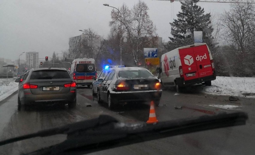 Zderzenie czterech samochodów w tym radiowozu na ulicy Tarnowskiej w Kielcach