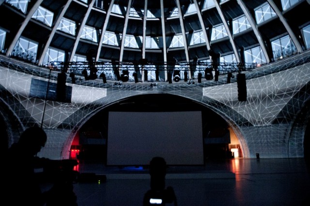 Wrocław na weekend - VIDEOMAPPING POD KOPUŁĄ HALI LUDOWEJ

18 października, godziny: 10.00, 12.00, 14.00, 16.00, Centrum Poznawcze Hali Stulecia, ul. Wystawowa 1 (Wejście „D3”), bilety od 12 zł

Videomapping to widowisko światła i dźwięku pod kopułą Hali Ludowej - stała instalacja przygotowana przez artystów z grupy AntiVJ – Romaina Tardy’ego oraz Thomasa Vaquié. 

Pokaz nawiązuje do założeń architektonicznych i metod budowy Hali Ludowej. Jest kontynuacją stałej wystawy multimedialnej Centrum Poznawczego, która przedstawia zwiedzającym historię Hali Ludowej, genezę jej powstania i przemian na przestrzeni lat, wprowadzając jednocześnie w świat architektonicznych projektów jutra.