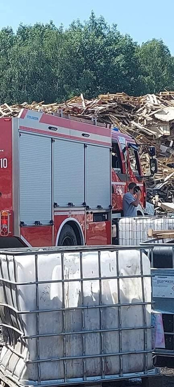 Pożar składowiska odpadów w Woli Łaskiej. W akcji kilkanaście wozów straży ZDJĘCIA