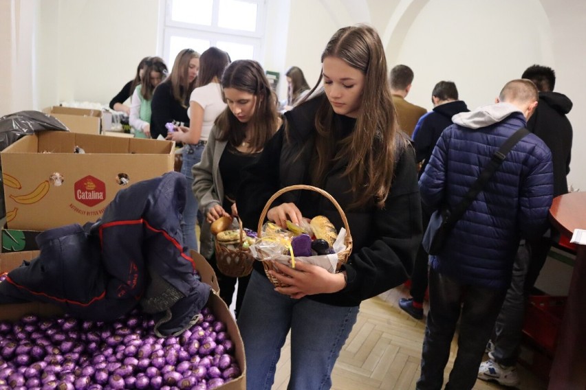 Wielkie pakowanie koszyczków wielkanocnych w siedzibie Stowarzyszenia Leszczyński Bank Żywności