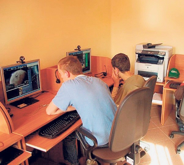 W Żelisławicach młodzież korzysta z darmowego internetu
