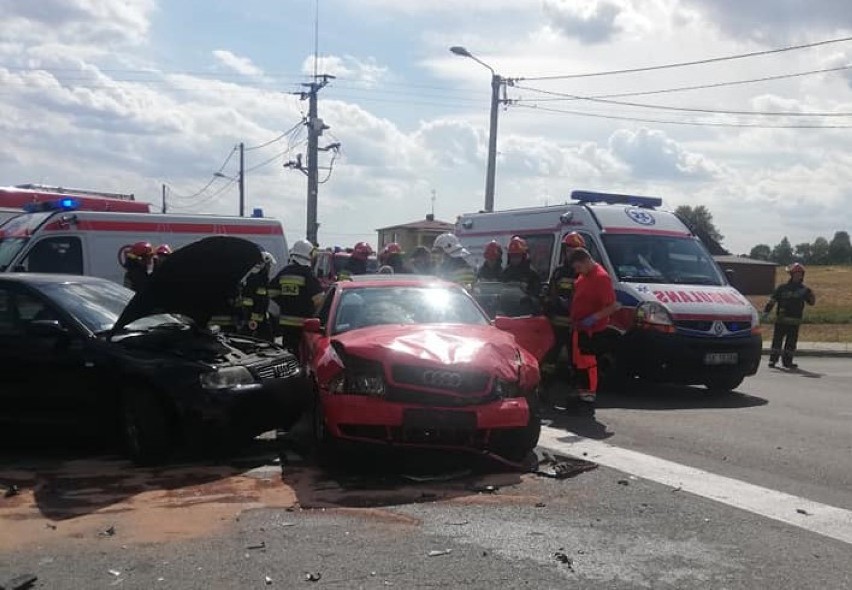 Trzy auta zderzyły się na skrzyżowaniu w Połomi