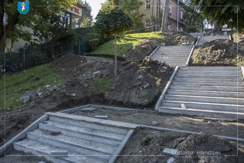 Nowy Sącz. Kompleksowy remont schodów przy ul. Bulwar Narwiku. Znika kolejne miejsce wstydu w mieście [ZDJĘCIA]