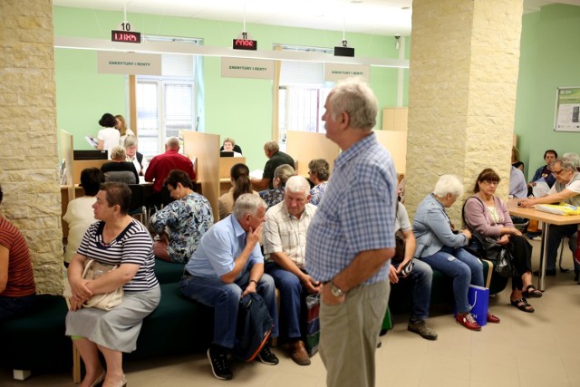 Od tego roku emeryci, którzy są w trudnej sytuacji mogą ubiegać się o dodatkowe pieniądze - 500 zł. Nie wszyscy jednak mogą otrzymać zastrzyk gotówki.

Są pewne warunki do spełnienia, aby sięgnąć po pieniądze. Jakie są zasady przyznawania 500 plus dla emerytów?

Szczegóły przedstawiamy na kolejnych stronach. Zobacz, kto otrzyma dodatkowe 500 złotych ----->