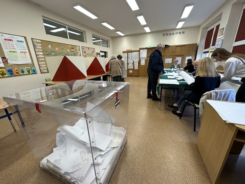 Wybory samorządowe 2024. Trwa głosowanie w Bełchatowie