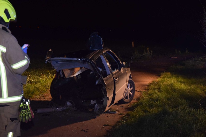 Malbork-Kościeleczki. Śmiertelny wypadek na drodze powiatowej [ZDJĘCIA]. Po uderzeniu w drzewo samochód rozpadł się na pół