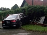 Andrychów. Policja szuka tego kierowcy. Ukradł auto i zdemolował płot