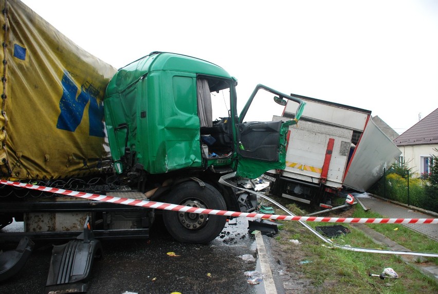 Powiat człuchowski. Jedna osoba zginęła w zderzeniu ciężarówek w Uniechówku (zdjęcia)