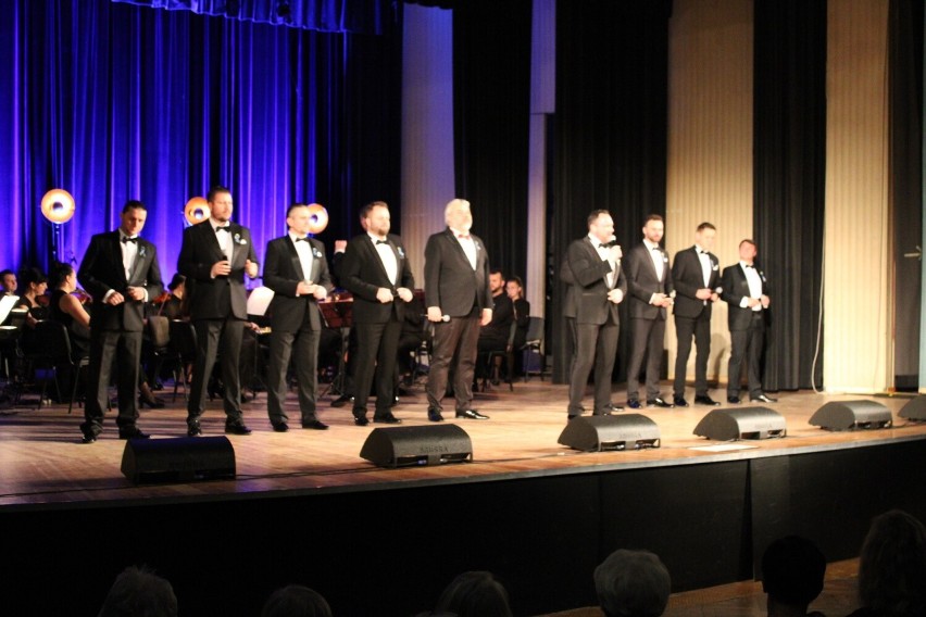 10 tenorów zaśpiewało w czwartkowy wieczór na scenie...