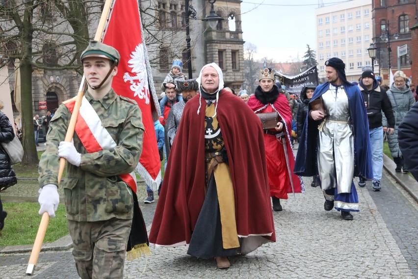 Orszak ruszył po mszy w legnickiej Katedrze