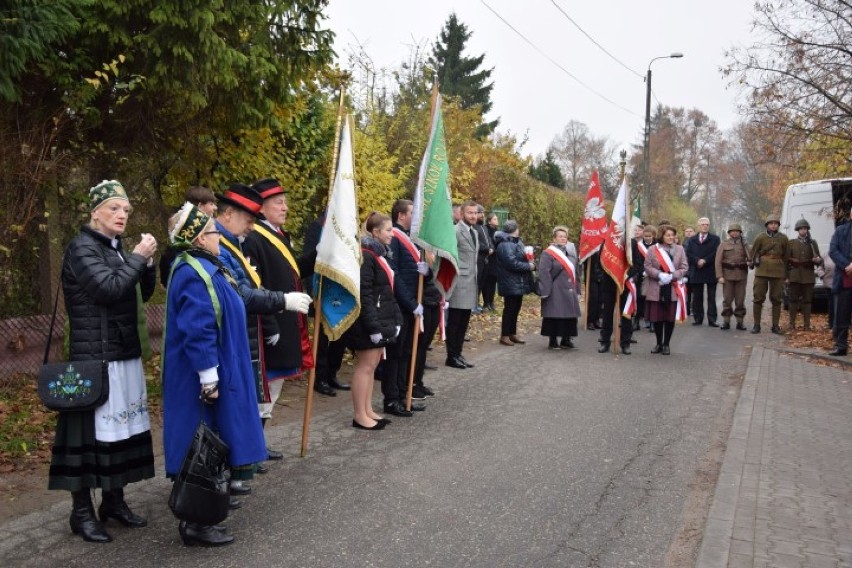 Świętowanie niepodległości w Pruszczu rozpoczęło się na ulicy 11 listopada. Pochód ze sztandarami przeszedł do kościoła  [ZDJĘCIA, WIDEO]